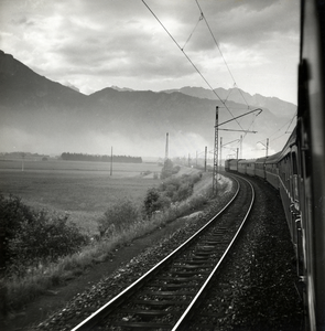 168436 Gezicht op een spoorlijn door een Alpenlandschap in Oostenrijk, vanuit een internationale trein.